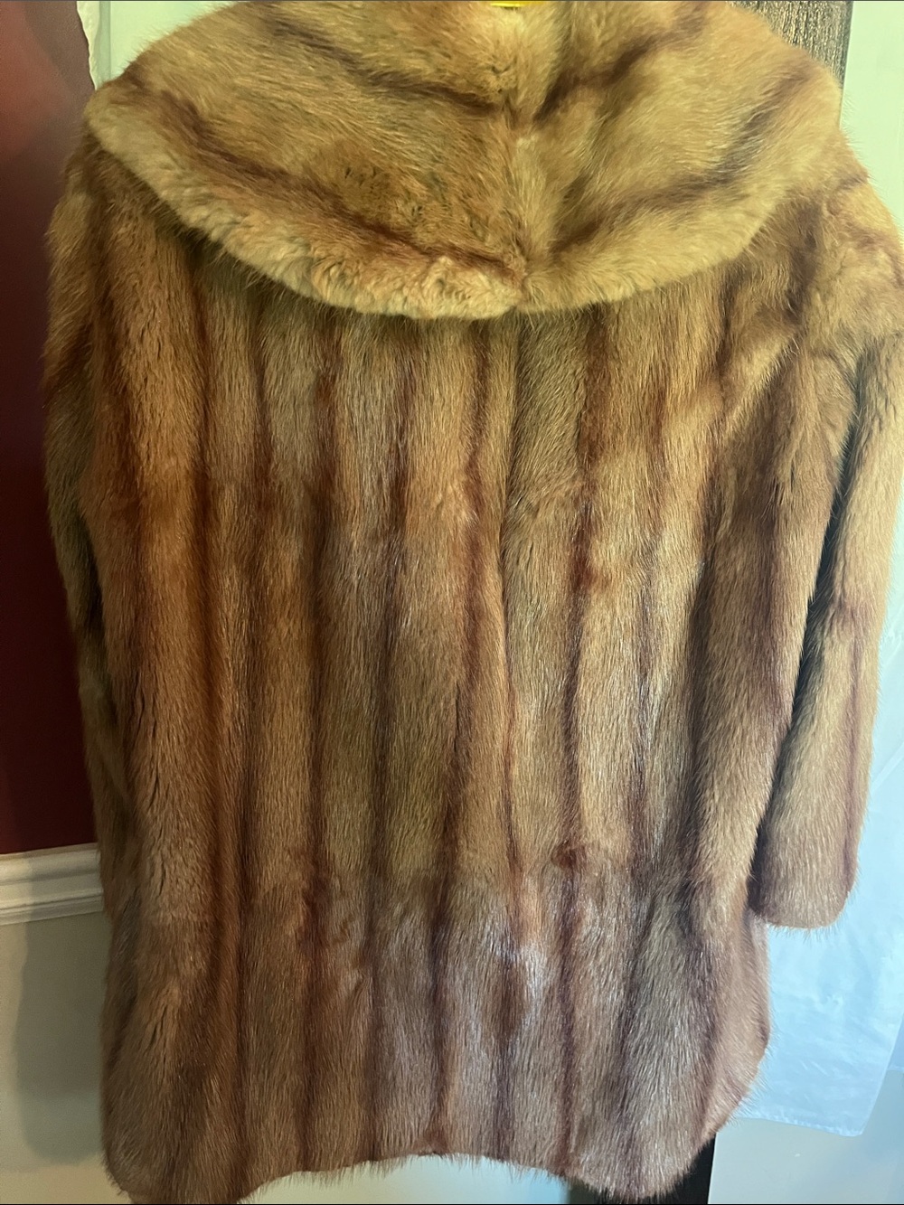 Luxurious Women's Muskrat Fur Coat - Brown - Picture 15 of 15